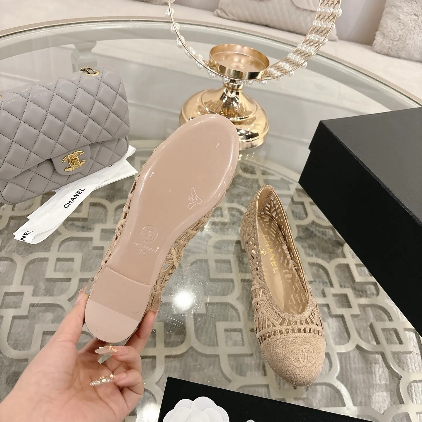 👟👟Ex-factory price 520👟👟 Chanel 25SS finally comes out with woven ballet shoes‼ ️ Shoes worthy of their own article, I have to say that they are finally waiting for you! So elegant and chill. Wear it in the summer to enjoy the breeze and walk on the street. Round square toe design. Cute and cute~ The appearance is super online. When you wear it, you will feel like a wealthy daughter. I thought it was good-looking. Only when I put it on my feet do I know how easy it is to wear~ Upper: Exclusive custom-made mesh (comfortable and breathable) Foot pad: Sheepskin Outsole: Genuine leather sole imported from Italy Size: 35-39 (customized at 40.41.42)